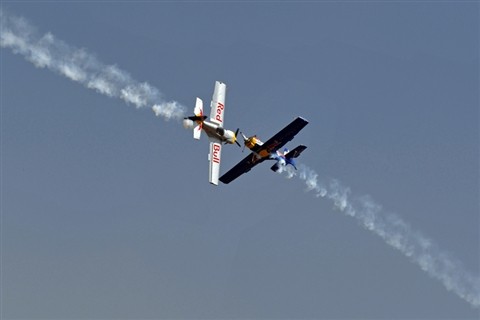 Đội bay Cộng hòa Séc The Flying Bulls trình diễn nhào lộn trên không.